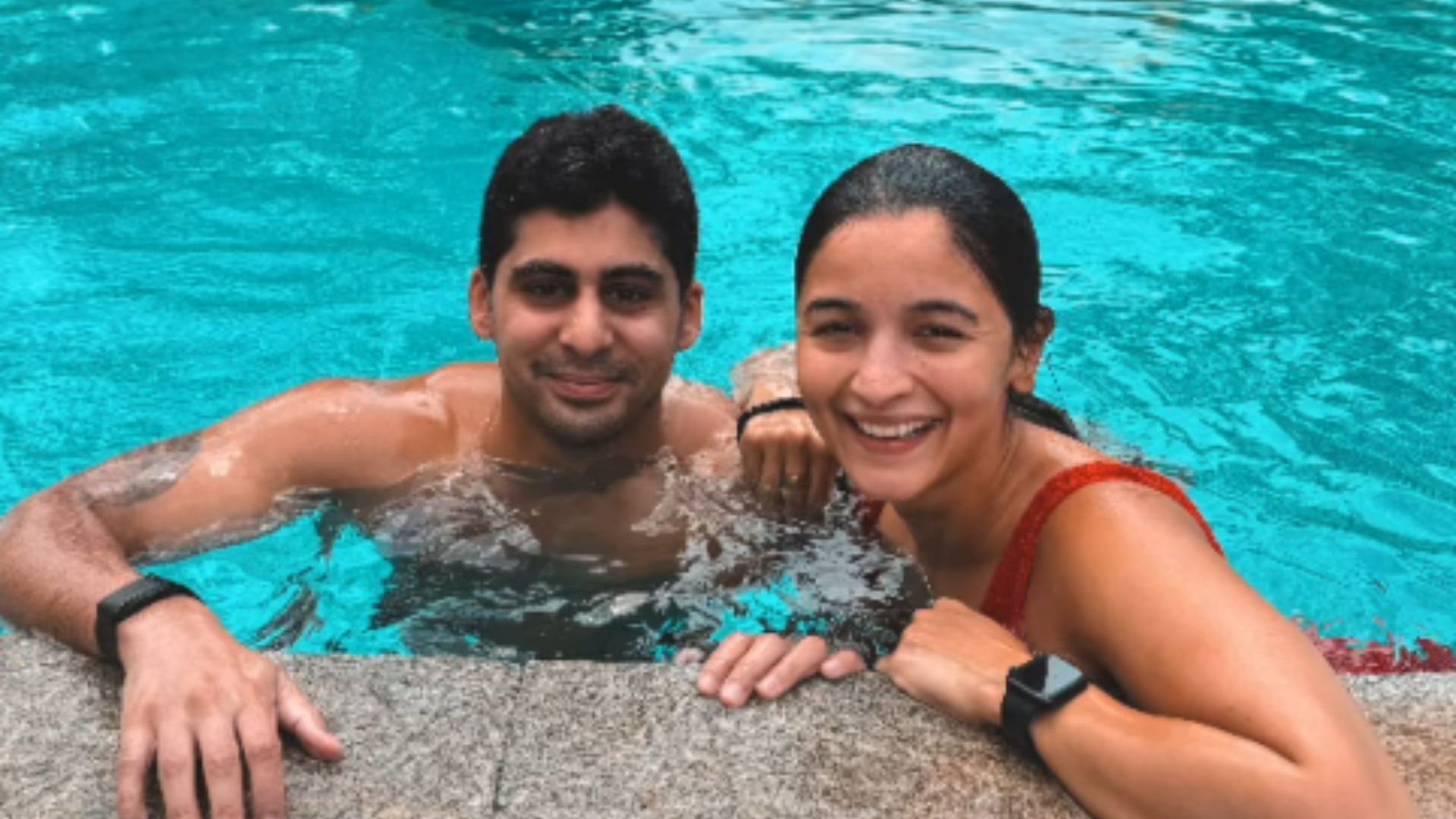 Alia Bhatt: आलिया भट्ट की स्विमिंग पूल तस्वीर ने मचाया तहलका, जानें कौन हैं उनके साथ दिखने वाले शख्स