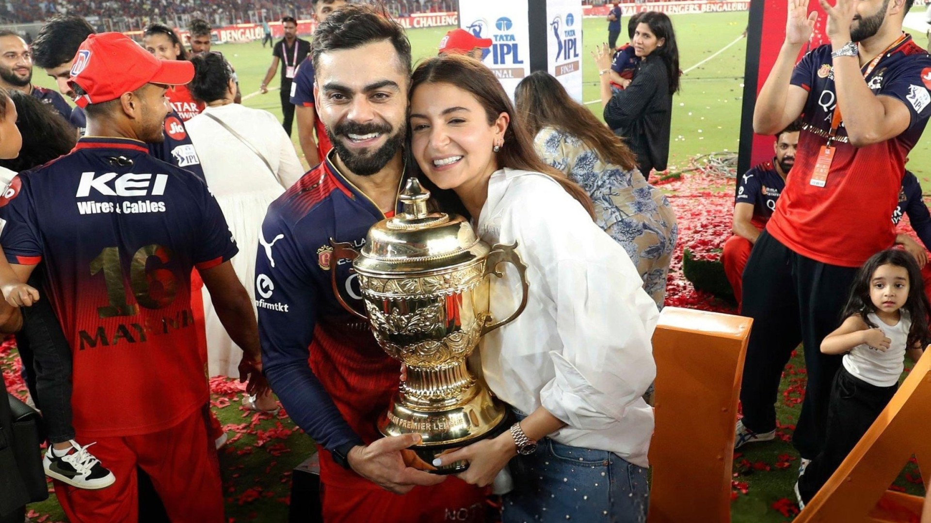 IPL Winner: ट्रॉफी के साथ विराट-अनुष्का चेहरे पर दिखी जीत की खुशी, पत्नी को गले लगाकर भावुक हुए किंग कोहली