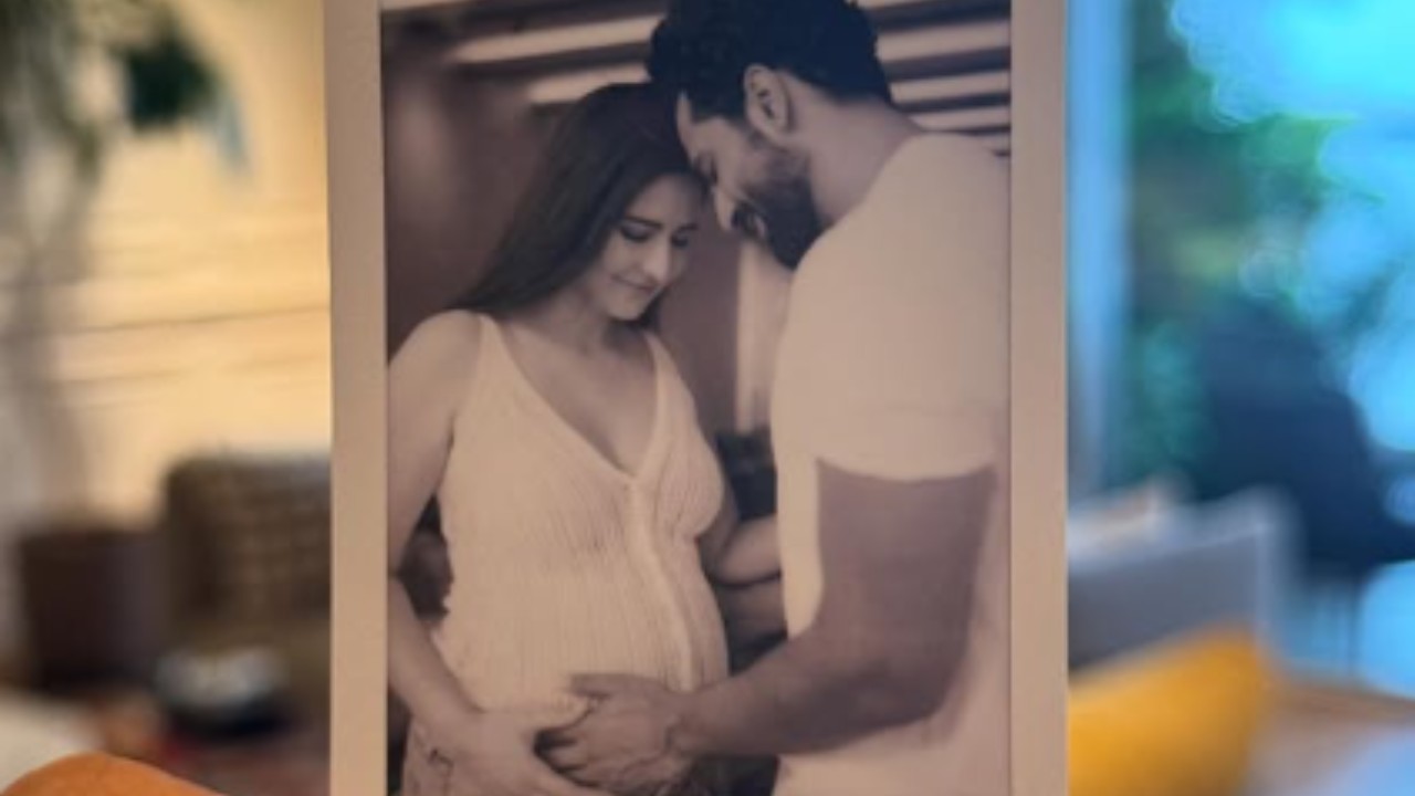 Katrina Kaif: कैटरीना कैफ ने किया प्रेग्नेंसी का एलान, सफेद ड्रेस में बेबी बंप के साथ दिखीं