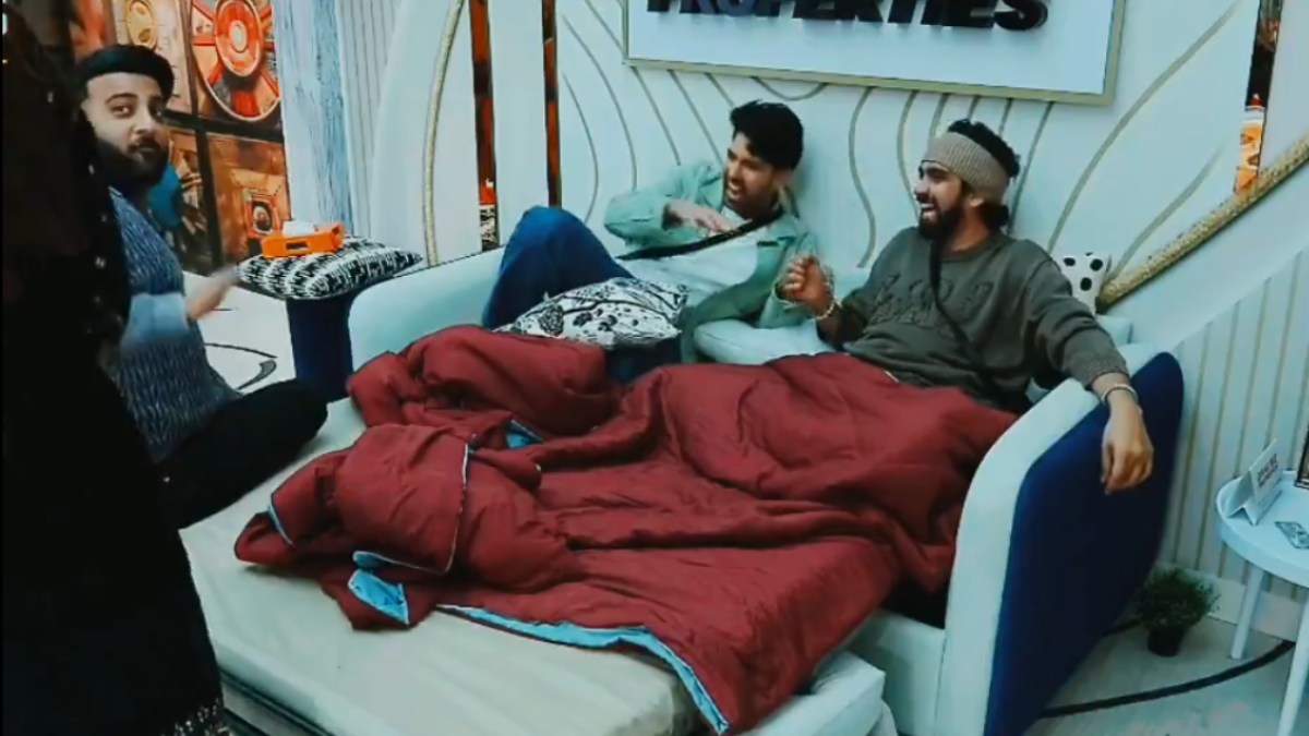 Bigg Boss 19: Farrhana Bhatt ने Shehbaz Badesha पर चलाई चप्पल, लोग बोले- “फिक्स्ड विनर है इसलिए कुछ नहीं होगा”